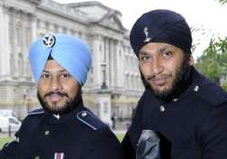 the first sikh soldier to guard buckingham palace without a bearskin