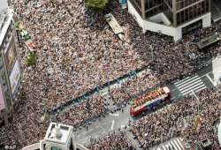 thousands cheer japan s olympic medalists in parade