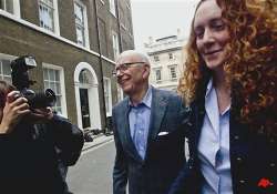 uk hack brooks aide husband 6 others arrested