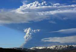 volcano erupts in iceland sends ash 20 km into air