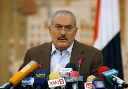 yemen president sacks cabinet crowds bury martyrs