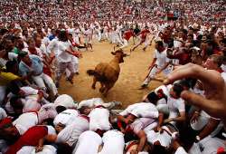 2 injured none gored in spain s san fermin