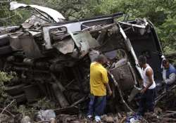 16 killed 19 injured as bus overturns in mexico after tyre burst