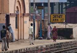 25 passengers injured as mob stones sampoorna kranti exp rajdhani exp in bihar