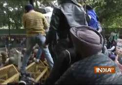 1984 riots sikh groups protest outside rahul gandhi s residence