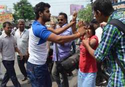 road rage wife comes to husband s help thrashes youths