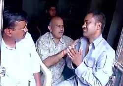 aap leader kejriwal visits house of autorickshaw driver who slapped him