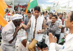 aap leader kumar vishwas several supporters injured in amethi attack