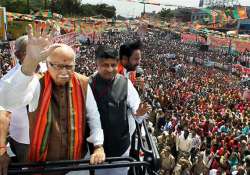 advani says govt is paralyzed