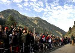 amarnath yatra crosses two lakh pilgrim mark