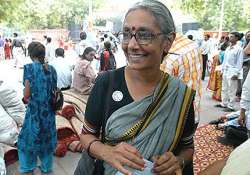 aruna writes to sonia seeks help to end medha s fast