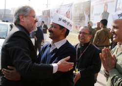 arvind kejriwal meets lieutenant governor complains about delhi police