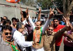 bjp wooing rebel winners in south delhi