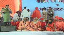 bhojpuri star manoj tiwari sings bhajans at ramdev fast site