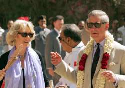 britain s prince charles wife pay tributes to 26/11 victims