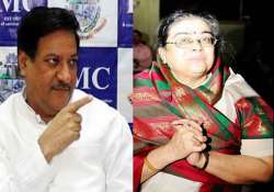 cm chavan admits his wife s purse was stolen on train