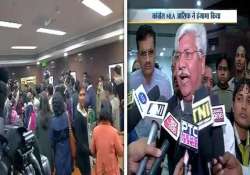 congress mla creates pandemonium at arvind kejriwal s press conference