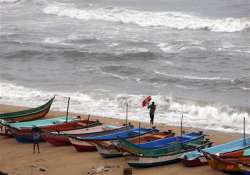 2 dead as nilam crosses tn coast