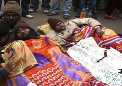 damini gang rape cold does not deter protesting duo at jantar mantar