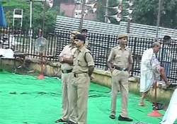 delhi police constable suspended for shouting slogans at kejriwal swearing in