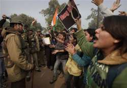 delhi gangrape violence at india gate as hooligans hijack protests