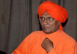 delhi govt sends notice to swami agnivesh for giving fake bills worth rs 18 lakhs