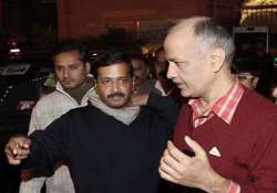 drama at kejriwal s residence home guard volunteers snub sisodia