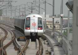 dust storm disrupts metro train services during rush hour