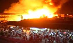 fire razes bandra slum 5 injured hundreds homeless .