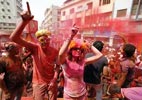 foreign tourists enjoy holi at pushkar