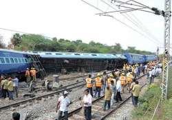 muzaffarpur yeshwantpur express derails in tn 1 killed 33 injured