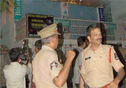 head constable who held sp hostage meets andhra dgp