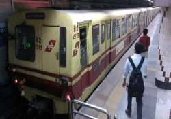 metro services stalled for ten minutes in kolkata