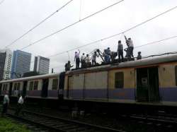 overhead cable breaks between ghatkopar vikroli on slow track