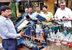 delhi government may not see excise duty hike on liquor this year