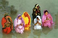 lakhs of devotees observe chhath puja in bihar mumbai other metros