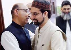 mirwaiz conveys concern to pak envoy over non inclusion of kashmir in modi sharif talks