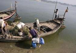 sri lankan navy arrests eight tn fishermen