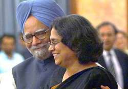 former pm manmohan singh s daughters voluntarily give up spg security