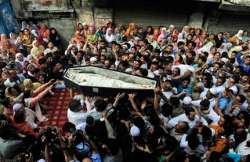 3 killed 30 injured in fresh violence in kashmir