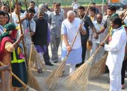 pm modi launches swachh bharat abhiyan administers cleanliness pledge to countrymen