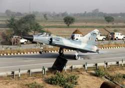 iaf fighter jet lands at yamuna expressway as part of trials