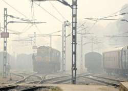 dense fog delays 115 trains in delhi