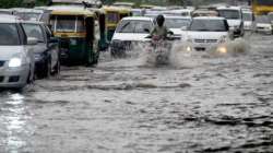 heavy rains hit traffic in delhi