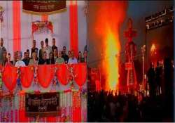 in pics modi singh sonia share stage at ravan dahan in delhi