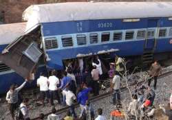 3 dead as bangalore kochi intercity train derails