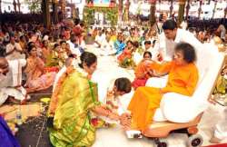 sathya sai baba blesses 85 couples at a wedding