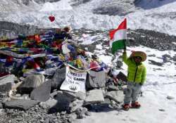 five year old indian treks up to everest base camp