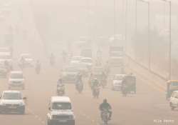 air quality in delhi plunges to very poor level