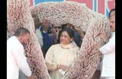 it deptt to probe source of money in garland given to mayawati